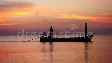 在令人惊叹的日落中，两个人的<strong>剪影</strong>在海上的一艘船上游泳。 慢动作。 1920x1080